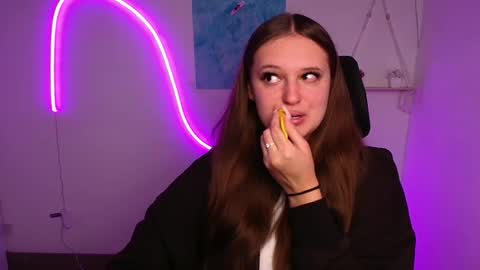 Snapshot of alicie_dream_ chatting on October 20, 2025, 11:21 am Alicie online show from October 20, 2025, 11:21 am