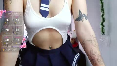 aliciia_23 online show from February 5, 2026, 10:47 pm