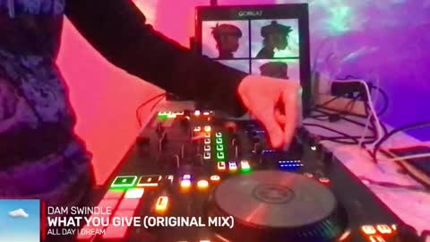 Snapshot of alien8720 chatting on November 3, 2025, 5:58 pm busco rockera online show from November 3, 2025, 5:58 pm