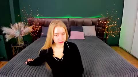 Snapshot of alina__blonde chatting on February 1, 2026, 6:34 am Alina online show from February 1, 2026, 6:34 am