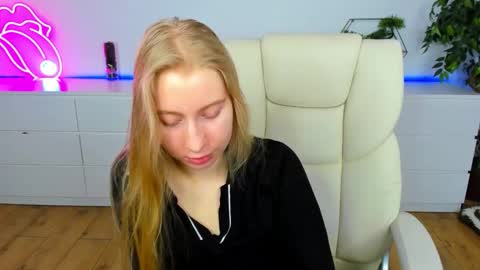 Snapshot of alina__blonde chatting on February 5, 2026, 6:51 am Alina online show from February 5, 2026, 6:51 am