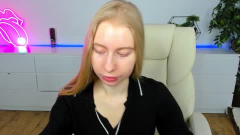 Snapshot of alina__blonde chatting on February 8, 2026, 6:39 am Alina online show from February 8, 2026, 6:39 am