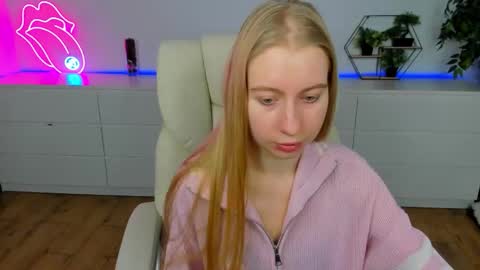 Snapshot of alina__blonde chatting on February 9, 2026, 6:39 am Alina online show from February 9, 2026, 6:39 am