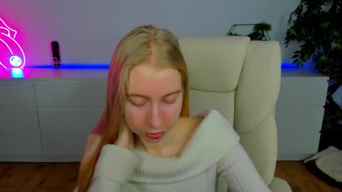 Snapshot of alina__blonde chatting on February 19, 2026, 7:04 am Alina online show from February 19, 2026, 7:04 am