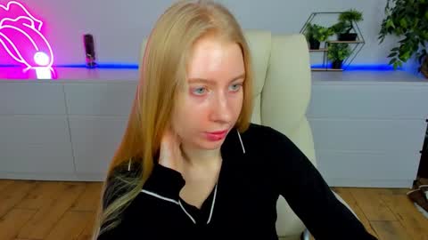 Snapshot of alina__blonde chatting on February 21, 2026, 6:36 am Alina online show from February 21, 2026, 6:36 am