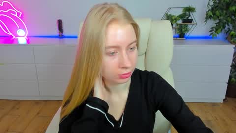 Snapshot of alina__blonde chatting on February 22, 2026, 6:35 am Alina online show from February 22, 2026, 6:35 am