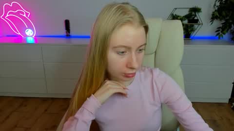 Snapshot of alina__blonde chatting on February 24, 2026, 6:33 am Alina online show from February 24, 2026, 6:33 am