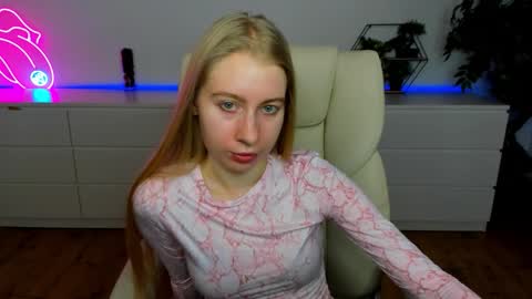 Snapshot of alina__blonde chatting on March 1, 2026, 6:37 am Alina online show from March 1, 2026, 6:37 am