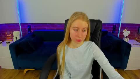 Snapshot of alina__blonde chatting on March 2, 2026, 7:15 am Alina online show from March 2, 2026, 7:15 am