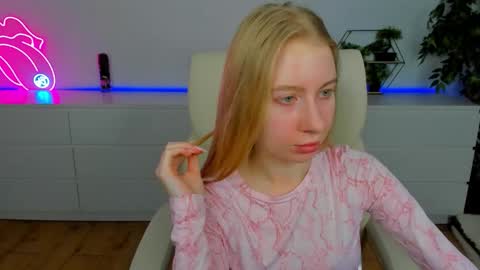 Snapshot of alina__blonde chatting on March 7, 2026, 6:54 am Alina online show from March 7, 2026, 6:54 am