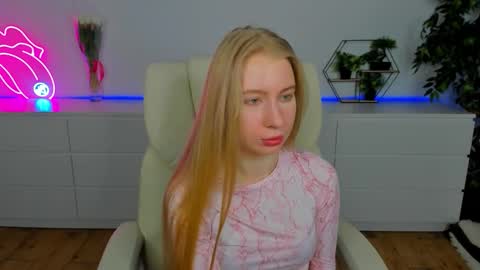 Snapshot of alina__blonde chatting on March 8, 2026, 6:39 am Alina online show from March 8, 2026, 6:39 am