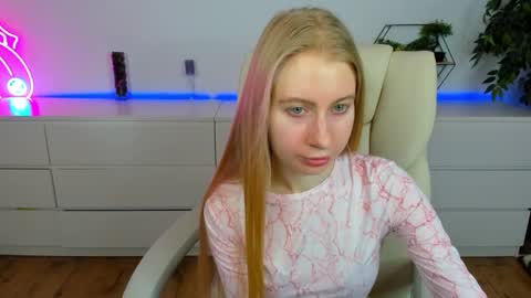 Snapshot of alina__blonde chatting on March 17, 2026, 6:39 am Alina online show from March 17, 2026, 6:39 am