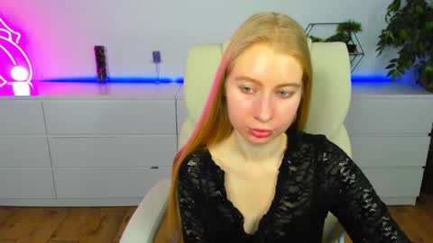 Snapshot of alina__blonde chatting on March 19, 2026, 6:50 am Alina online show from March 19, 2026, 6:50 am