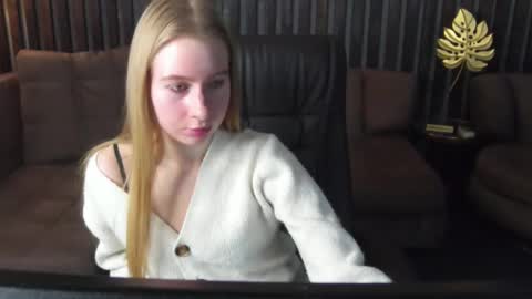 Snapshot of alina__blonde chatting on March 24, 2026, 6:40 am Alina online show from March 24, 2026, 6:40 am