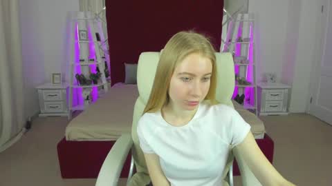Snapshot of alina__blonde chatting on April 7, 2026, 5:41 am Alina online show from April 7, 2026, 5:41 am
