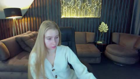 Snapshot of alina__blonde chatting on April 9, 2026, 5:51 am Alina online show from April 9, 2026, 5:51 am