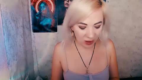 Snapshot of alinafrey_ chatting on October 28, 2025, 7:34 am Alina online show from October 28, 2025, 7:34 am