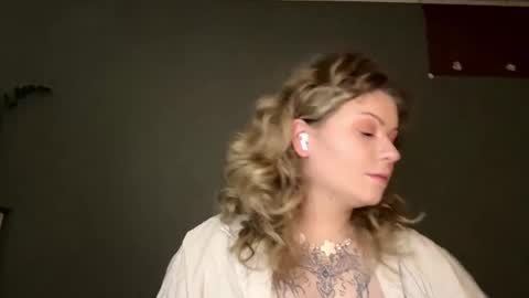 Snapshot of alinahotgirl chatting on March 19, 2026, 1:04 pm Alina online show from March 19, 2026, 1:04 pm