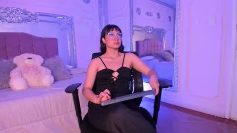 Alison Fishert online show from December 6, 2024, 11:54 am
