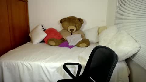 Snapshot of allierose_ chatting on January 7, 2025, 11:24 pm Allie online show from January 7, 2025, 11:24 pm