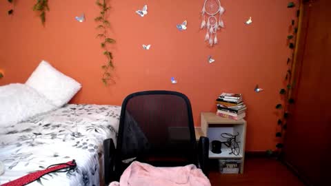 Snapshot of allierose_ chatting on October 17, 2025, 8:22 pm Allie online show from October 17, 2025, 8:22 pm