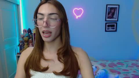 Snapshot of allisonblossom chatting on February 4, 2025, 4:05 am online show from February 4, 2025, 4:05 am