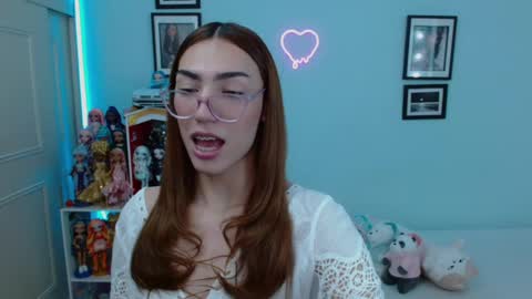 Snapshot of allisonblossom chatting on February 5, 2025, 12:31 am online show from February 5, 2025, 12:31 am