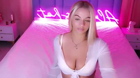 AlwaysHot online show from October 31, 2025, 2:23 am