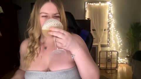 Snapshot of allyanalangel chatting on February 17, 2025, 5:47 am allyanalangel online show from February 17, 2025, 5:47 am