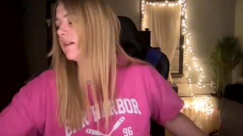 Snapshot of allyanalangel chatting on February 19, 2025, 4:01 am allyanalangel online show from February 19, 2025, 4:01 am