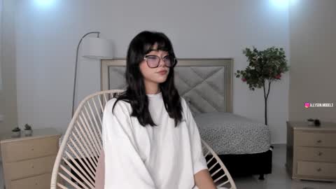 Allyson 3 online show from January 26, 2025, 5:55 pm