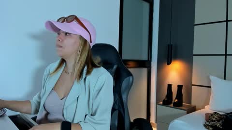 ALMA FENIX  online show from February 23, 2026, 12:35 pm