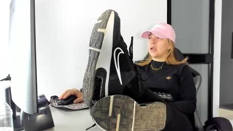 ALMA FENIX  online show from February 27, 2026, 1:00 pm