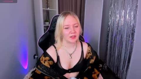 Snapshot of alma_wilson chatting on February 9, 2025, 5:08 am Amina online show from February 9, 2025, 5:08 am