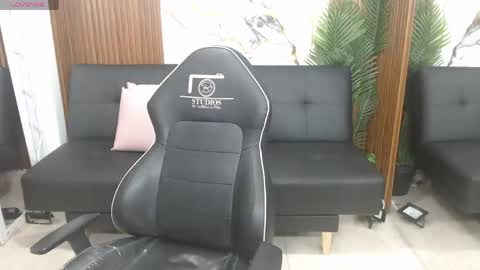 alonddra_tay online show from May 5, 2026, 11:29 am