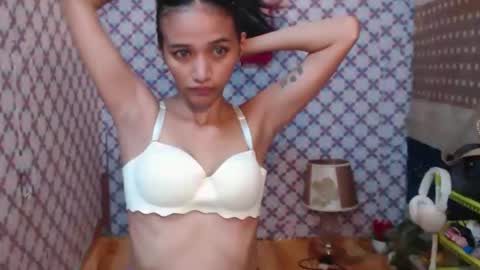 Alondra  online show from September 17, 2025, 9:22 am