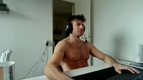 alphah_hunk online show from January 18, 2026, 9:57 am