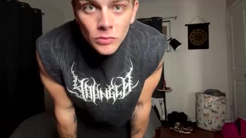 Snapshot of alphavibesxxx chatting on November 4, 2025, 4:22 am AlphaVibesXXX - Master Levi Mistress Kat online show from November 4, 2025, 4:22 am