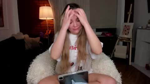 Snapshot of alyssmitsu chatting on December 1, 2025, 2:05 am Alice online show from December 1, 2025, 2:05 am