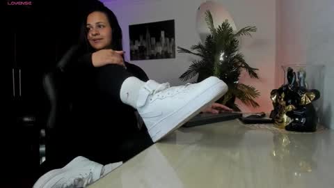 anny online show from February 4, 2026, 2:17 am