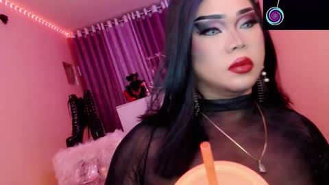 Snapshot of amiadoll chatting on November 16, 2025, 3:39 pm Queen Mireska online show from November 16, 2025, 3:39 pm