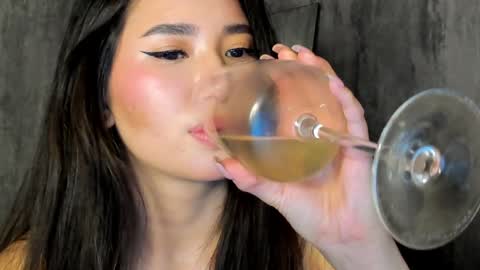 Snapshot of amina_artin chatting on December 4, 2024, 3:32 pm Amina online show from December 4, 2024, 3:32 pm