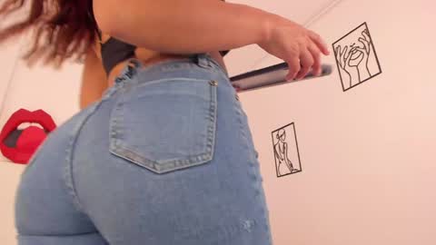 Snapshot of amisi_ari chatting on February 4, 2025, 5:01 pm hi guys im ariani ill be off till december 1st for vacation if u want u can add me on snapchat by bio and talk or play there online show from February 4, 2025, 5:01 pm