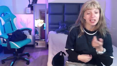 Snapshot of amnesiia_ chatting on November 11, 2025, 1:00 pm Amnesia online show from November 11, 2025, 1:00 pm