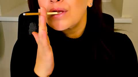 Snapshot of ana_mills chatting on October 6, 2025, 3:31 pm Ana online show from October 6, 2025, 3:31 pm