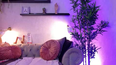 Anaise  online show from October 21, 2025, 11:33 am