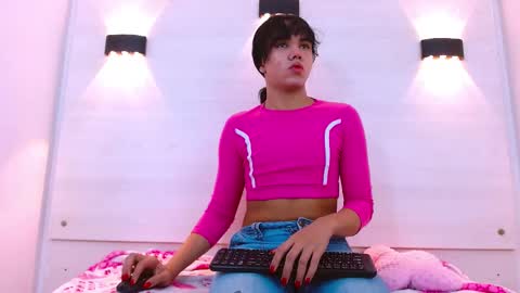 Snapshot of andrea_gill_ chatting on November 11, 2025, 12:05 pm Andres Gil online show from November 11, 2025, 12:05 pm