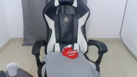 Snapshot of andres180950734 chatting on October 11, 2025, 9:52 am andres180950734 online show from October 11, 2025, 9:52 am