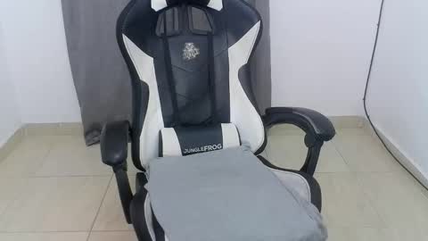 Snapshot of andres180950734 chatting on October 13, 2025, 10:04 am andres180950734 online show from October 13, 2025, 10:04 am