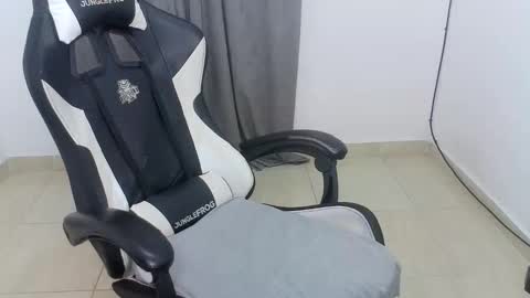 Snapshot of andres180950734 chatting on October 25, 2025, 11:29 am andres180950734 online show from October 25, 2025, 11:29 am